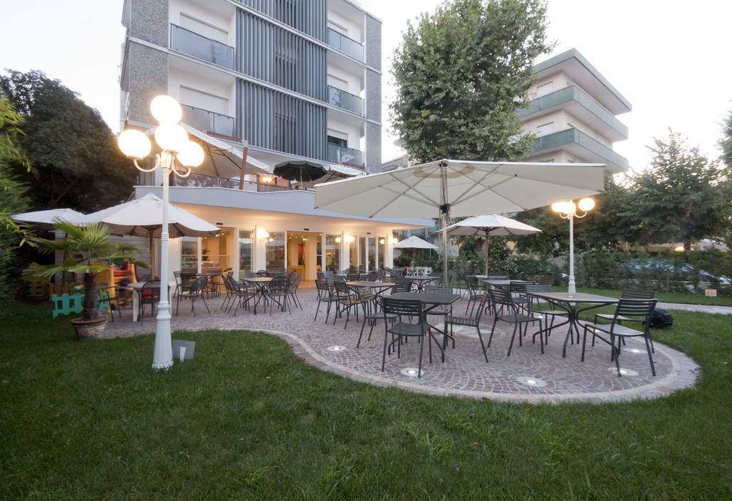 Hotel Corona Riccione Esterno foto
