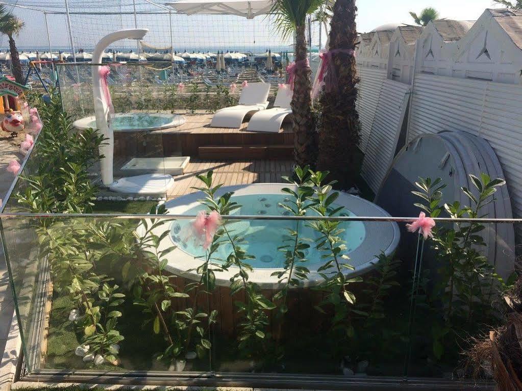 Hotel Corona Riccione Esterno foto