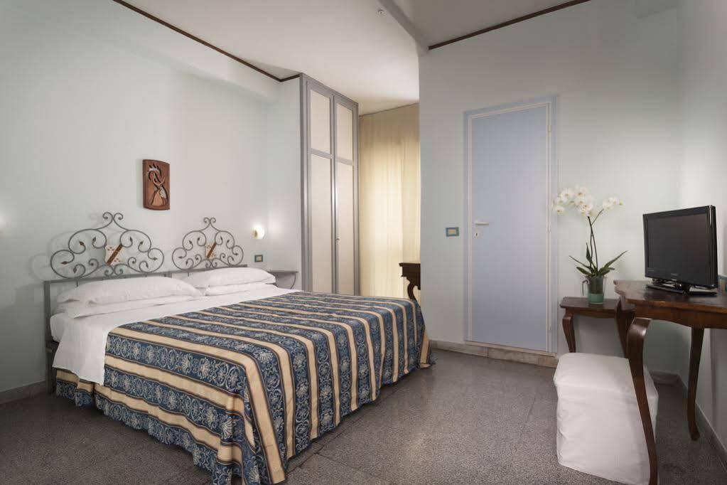 Hotel Corona Riccione Esterno foto